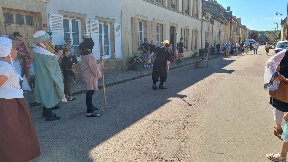 Une image contenant plein air, habits, chaussures, ciel

Description gnre automatiquement