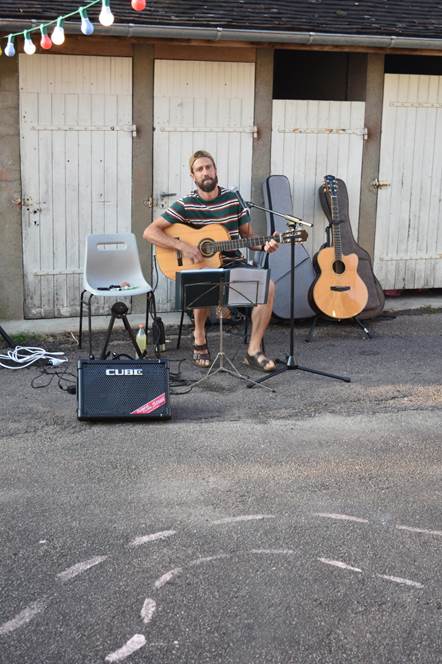 Une image contenant instrument de musique, guitare, plein air, b�timent

Le contenu g�n�r� par l�IA peut �tre incorrect.