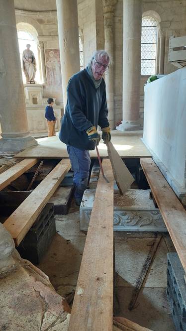 Une image contenant habits, personne, bois, charpentier

Le contenu g�n�r� par l�IA peut �tre incorrect.