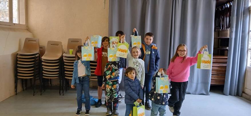 Une image contenant habits, personne, int�rieur, mur

Le contenu g�n�r� par l�IA peut �tre incorrect.