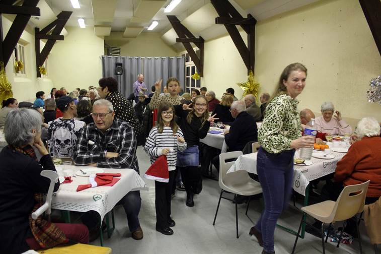 Une image contenant habits, personne, meubles, int�rieur

Le contenu g�n�r� par l�IA peut �tre incorrect.