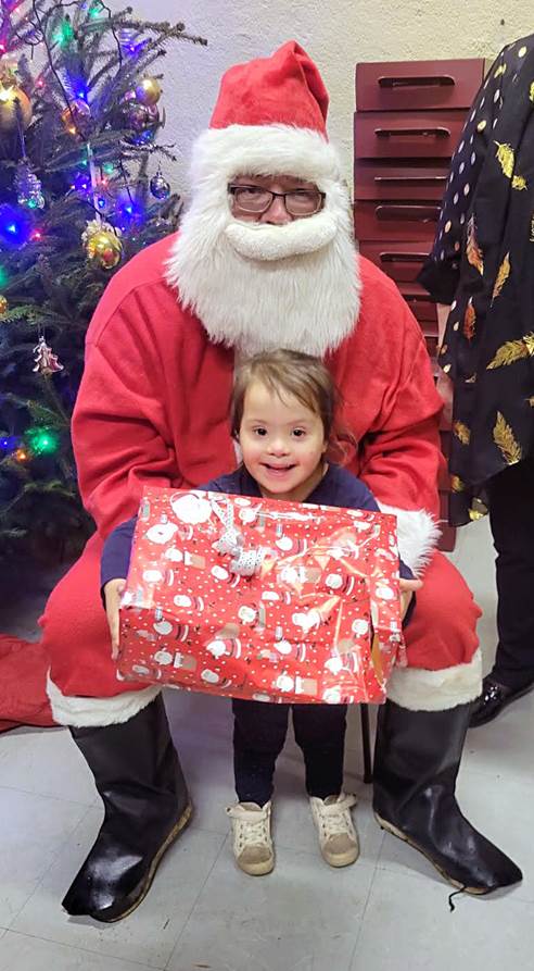 Une image contenant No�l, habits, personne, Veille de No�l

Le contenu g�n�r� par l�IA peut �tre incorrect.