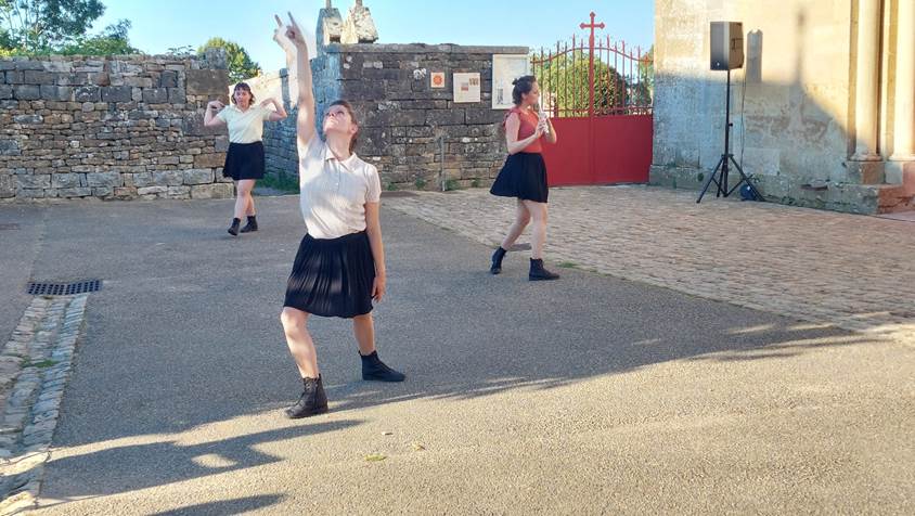 Une image contenant plein air, chaussures, sol, personne

Le contenu g�n�r� par l�IA peut �tre incorrect.