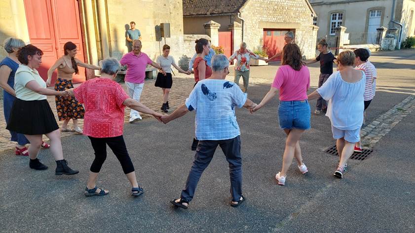 Une image contenant personne, habits, chaussures, plein air

Le contenu g�n�r� par l�IA peut �tre incorrect.