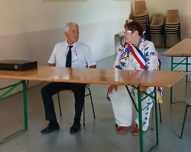 Une image contenant habits, meubles, personne, int�rieur

Le contenu g�n�r� par l�IA peut �tre incorrect.