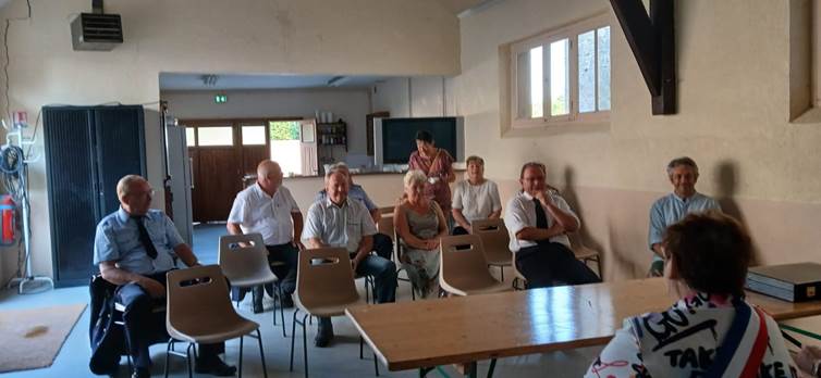 Une image contenant habits, personne, int�rieur, chaise

Le contenu g�n�r� par l�IA peut �tre incorrect.