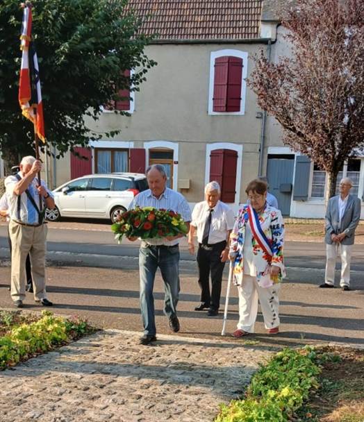 Une image contenant plein air, habits, personne, homme

Le contenu g�n�r� par l�IA peut �tre incorrect.