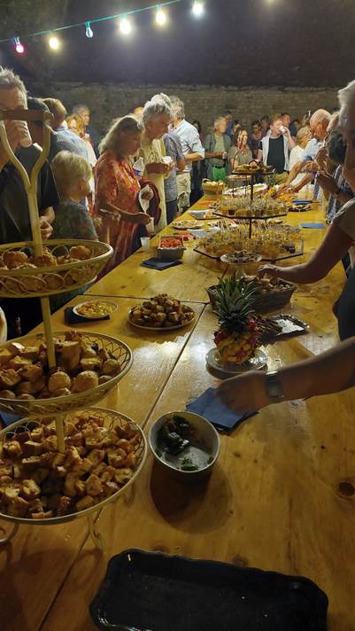 Une image contenant repas, personne, nourriture, Snack

Le contenu g�n�r� par l�IA peut �tre incorrect.