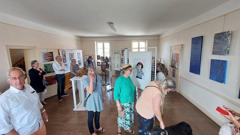 Une image contenant habits, personne, mur, int�rieur

Le contenu g�n�r� par l�IA peut �tre incorrect.