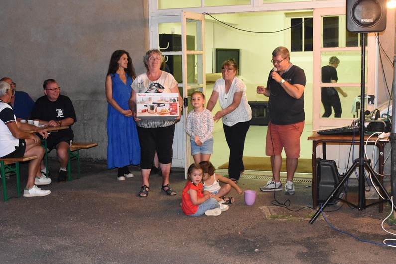 Une image contenant habits, personne, chaussures, femme

Le contenu g�n�r� par l�IA peut �tre incorrect.