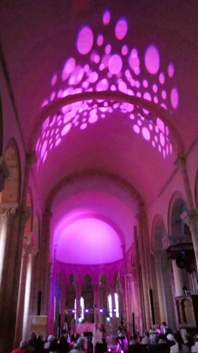 Une image contenant violet, violette, glise, Magenta

Description gnre automatiquement