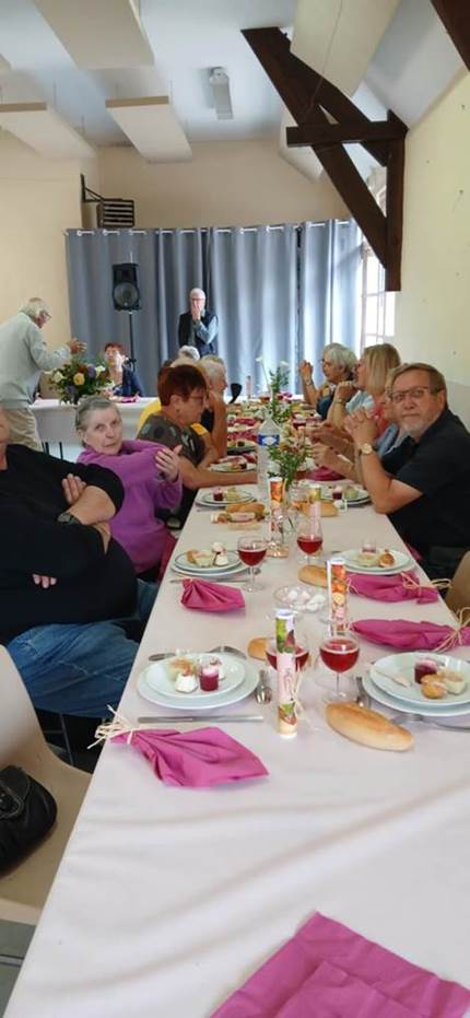 Une image contenant vaisselle, intrieur, nappe de table, mur

Le contenu gnr par lIA peut tre incorrect.