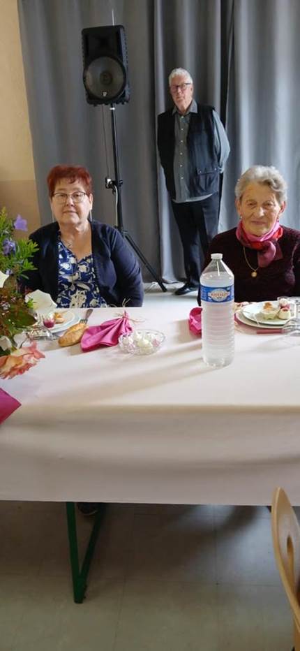 Une image contenant meubles, table, intrieur, habits

Le contenu gnr par lIA peut tre incorrect.